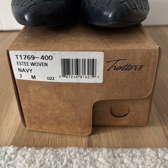 VGUC Trotters Dark Navy Estee Woven 7M - Picture 2 of 13